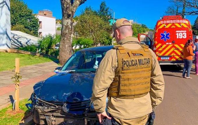 Colisão entre carro e moto deixa homem ferido em SMOeste