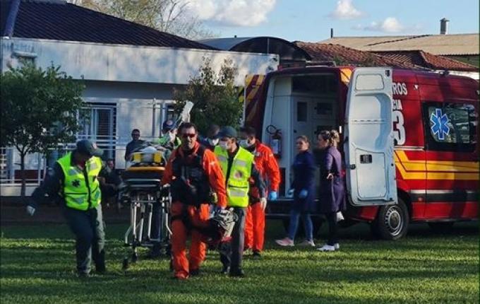 Helicóptero resgata trabalhador após acidente com empilhadeira em Sul Brasil