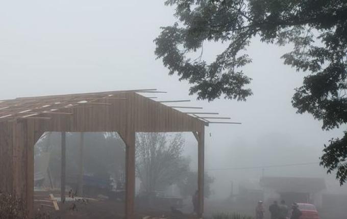 Desabamento de galpão deixa dois feridos em Descanso