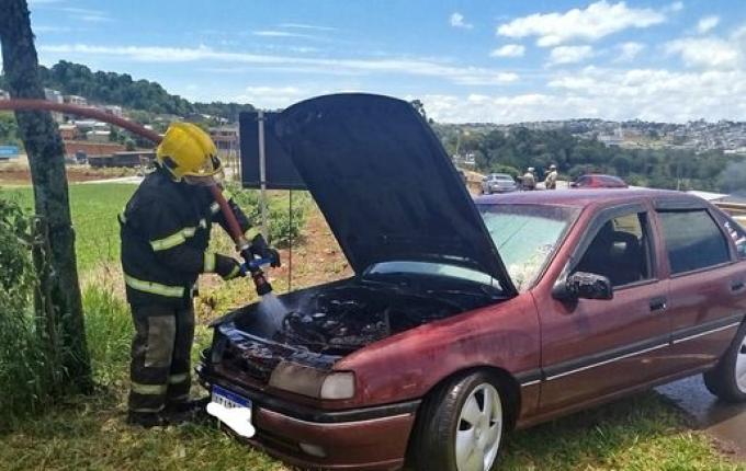 Bombeiros combatem incêndio em veículo na SC-157, em São Lourenço do Oeste