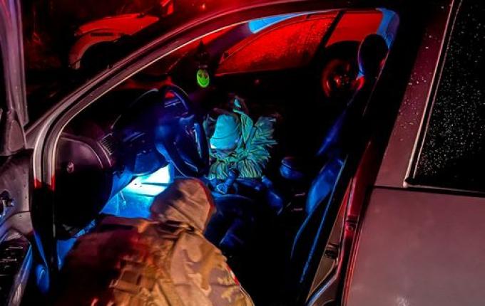 Com cocaína no tênis, dupla é presa pela PM por tráfico de drogas na BR-282