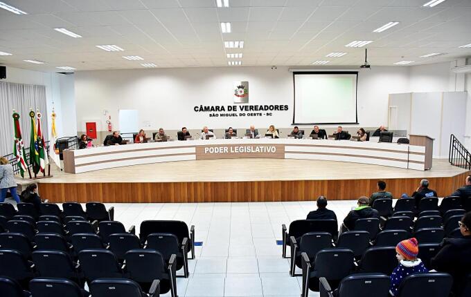 Vereadores aprovam aumento do vale-alimentação dos servidores para R$ 700 em SMO