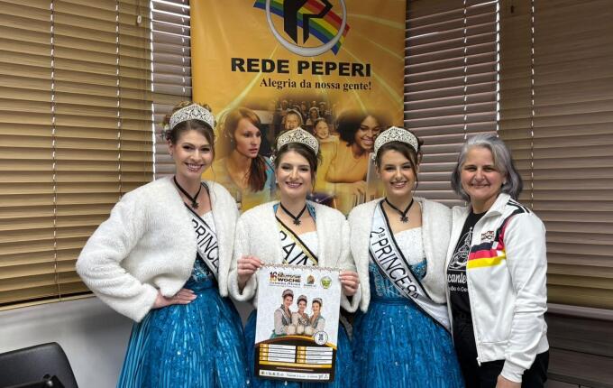 Soberanas de São João do Oeste visitam Rádio Itapiranga para divulgação da Semana Alemã
