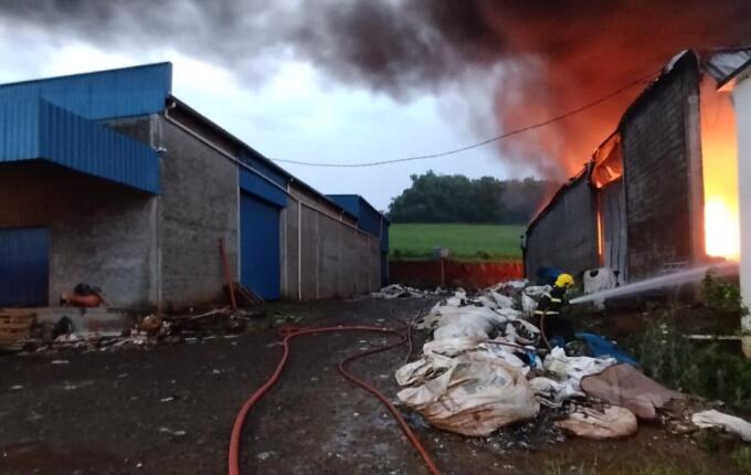 Incêndio atinge indústria de reciclagem em São Lourenço do Oeste