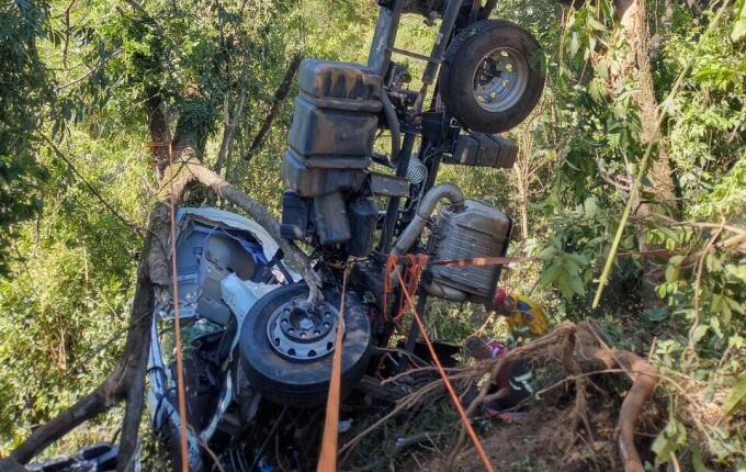 Motorista fica preso às ferragens após caminhão sair da pista e atingir árvores na BR-282