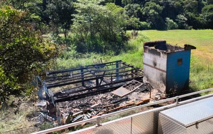Casa é destruída pelo fogo no interior de São Lourenço do Oeste