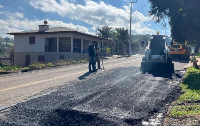 Setor de Urbanismo aplica 17 toneladas de asfalto em ruas de Guaraciaba