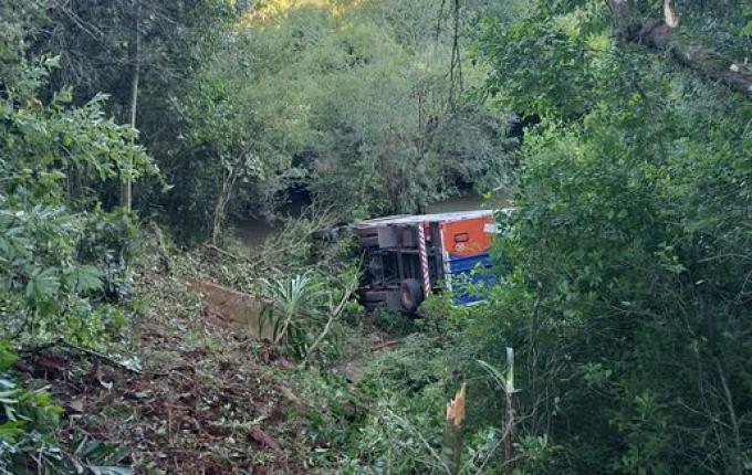 Caminhão carregado de frutas capota em ribanceira na SC-161, em Palma Sola