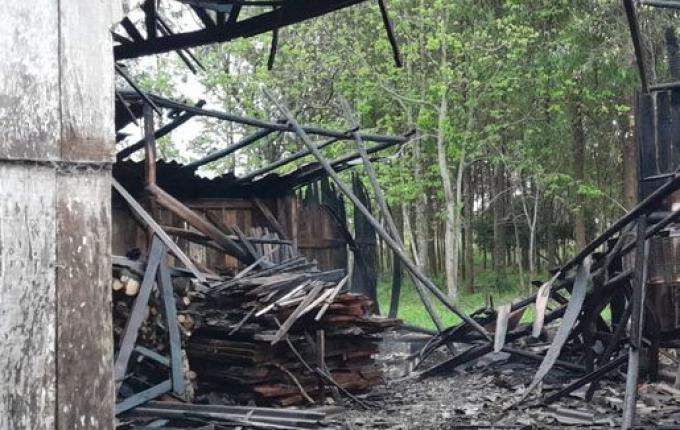 Bombeiros combatem incêndio em galpão no interior de Tunápolis