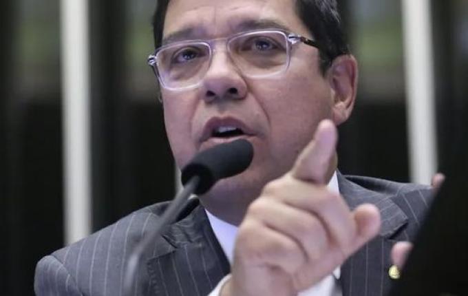 Vice da Câmara diz que pautará anistia assim que Hugo se ausentar do país