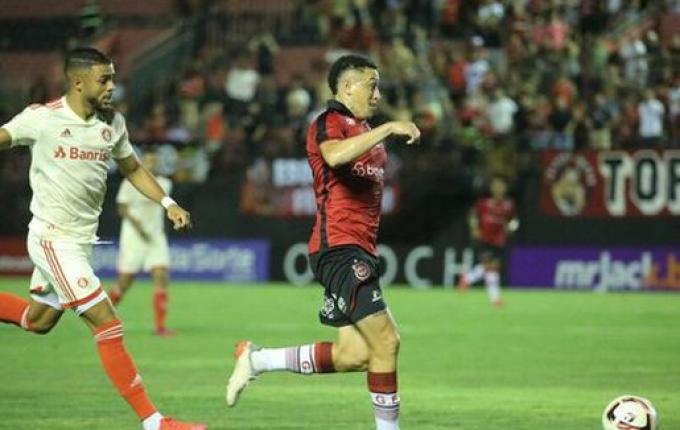 Inter vence o Brasil de Pelotas com gol de pênalti de Pedro Henrique