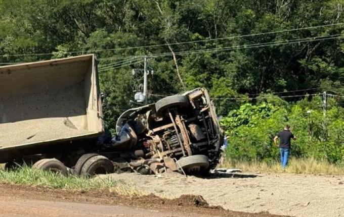 Tombamento de caminhão carregado com brita deixa homem ferido na BR 163