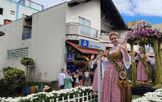 Desfile Típico da 45ª Oktoberfest proporciona espetáculo neste sábado