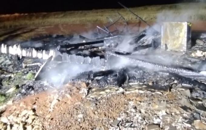 Incêndio destrói casa de madeira no interior de Tigrinhos