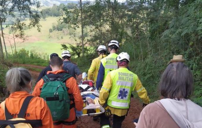 Acidente com máquina agrícola deixa trabalhador ferido no interior