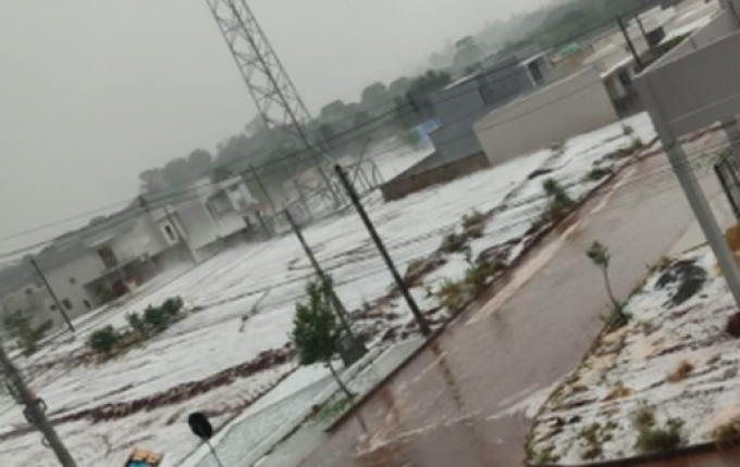 Temporal e granizo causam estragos em Erechim