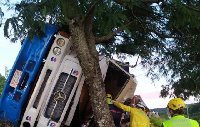 Caminhão capota e deixa motorista preso as ferragens na SC-160