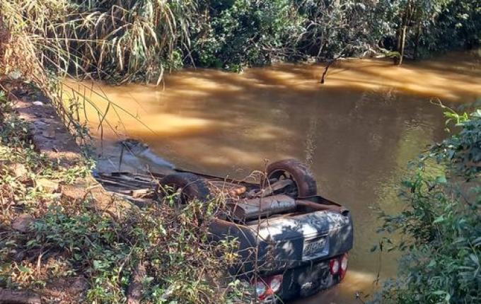 Motorista perde o controle da direção e carro cai dentro de riacho