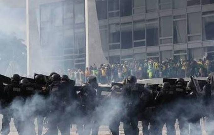 Deputada americana pede a extradição do ex-presidente Bolsonaro dos EUA