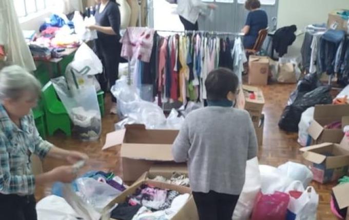 Roupas do Bazar Beneficente da Pastoral da Criança de Iporã são doadas para o RS