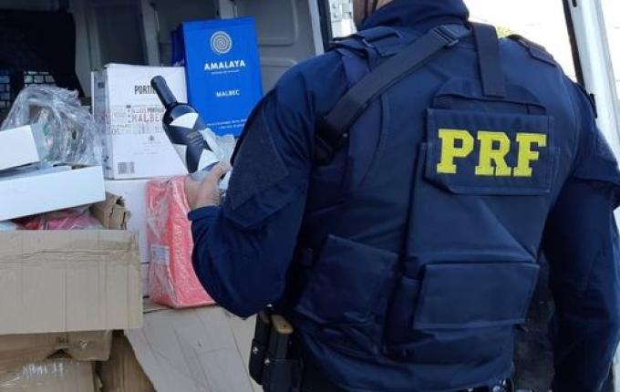 PRF flagra vinho importado irregularmente em carga de salgadinhos na BR 282