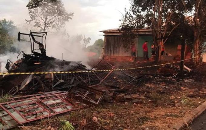Incêndio destrói casa no centro de Romelândia
