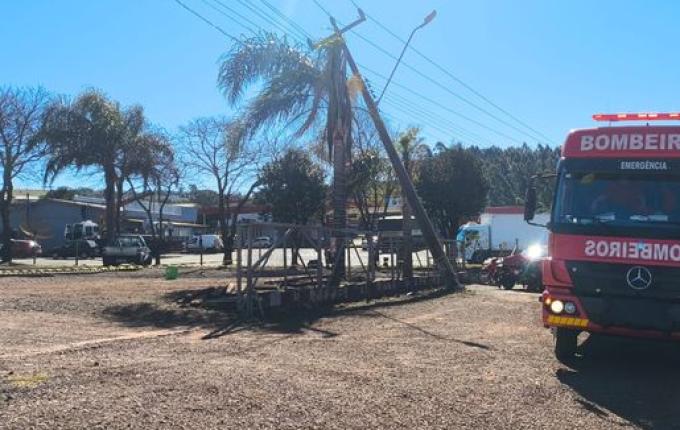 Colisão contra poste provoca incêndio em vegetação na SC-157 em São Lourenço do Oeste