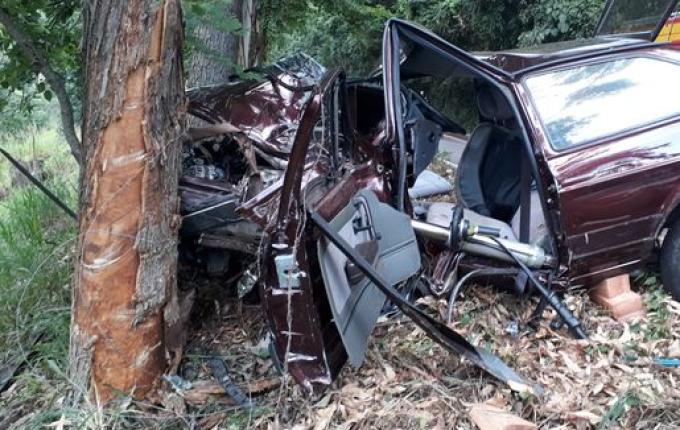 Carro fica destruído após colisão contra árvore na SC-305, em Guaraciaba