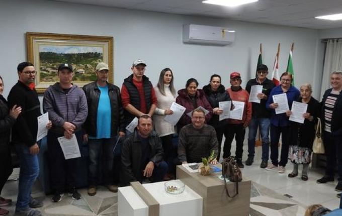 Moradores de SMOeste recebem escrituras aguardadas há mais de 25 anos