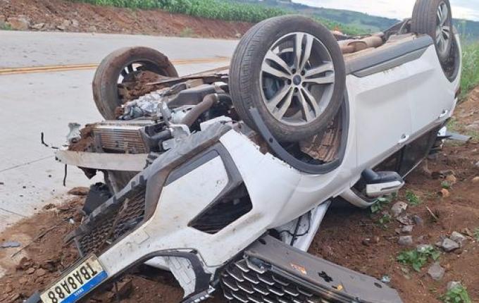 Motorista perde o controle e capota carro na SC-305, em Campo Erê