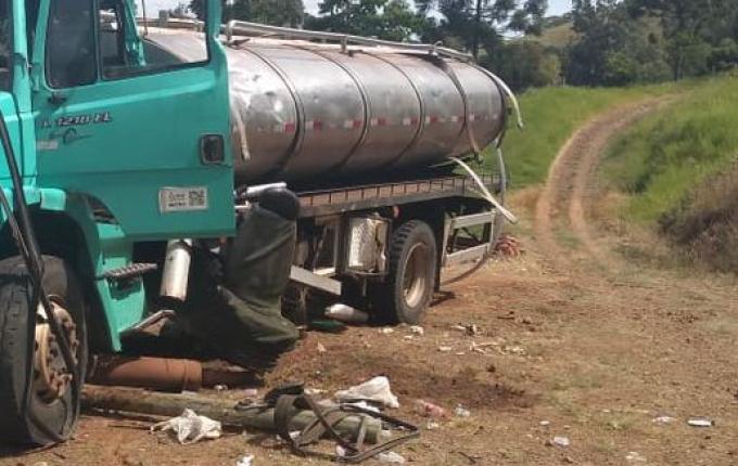 Caminhão despenca de rodovia após saída de pista em Anchieta