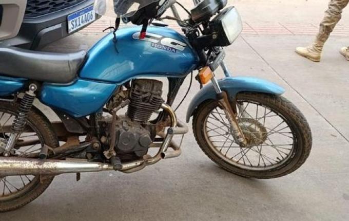 Adolescente é flagrado pilotando moto furtada no centro de SMO