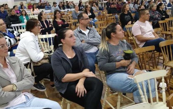 Palestra aborda sobre cuidados dos pais com os filhos nos dias atuais