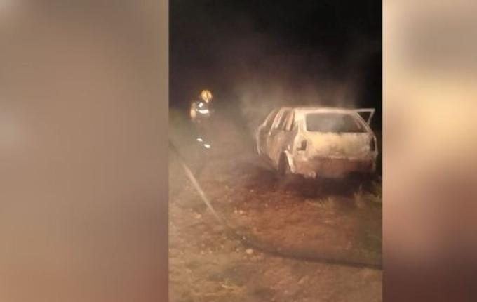 Incêndio destrói carro estacionado no centro de Bandeirante