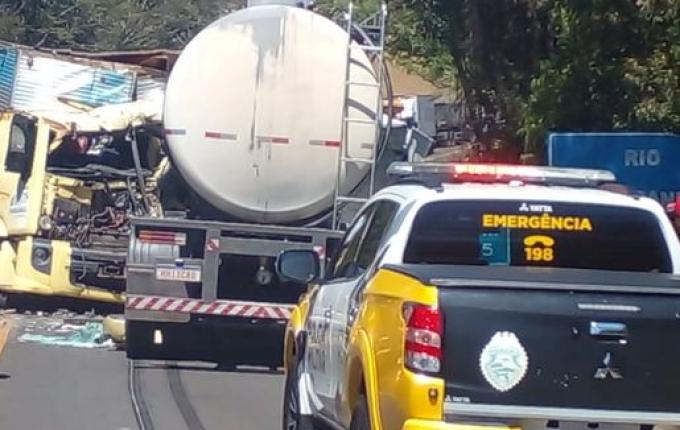 Acidente entre caminhões mata morador de São Miguel do Oeste