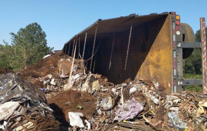 Caminhoneiro fica ferido em acidente na SC-161 em Romelândia