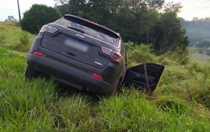 Veículo de Campo Erê se envolve em acidente com saída de pista na PR-180
