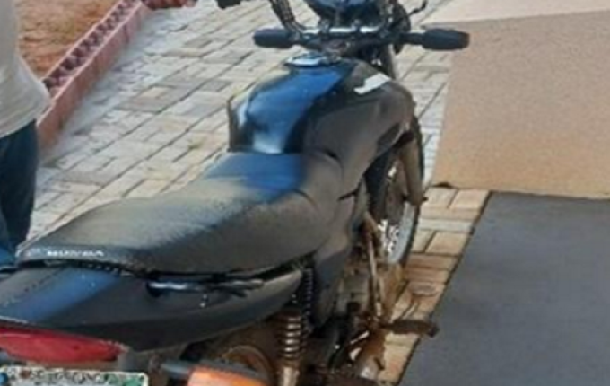 Moto com 14 anos de atraso no licenciamento é aprendida