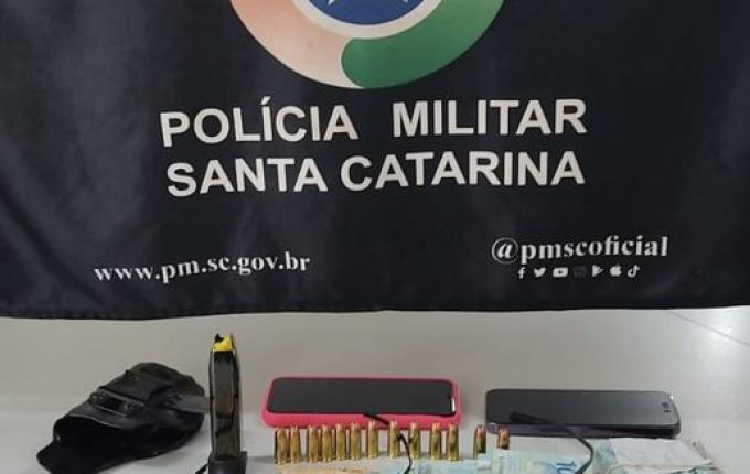 PM encontra arma em veículo de homem suspeito de violência doméstica