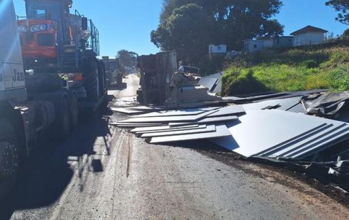 Carreta tomba após sair da pista na SC-161, em Anchieta