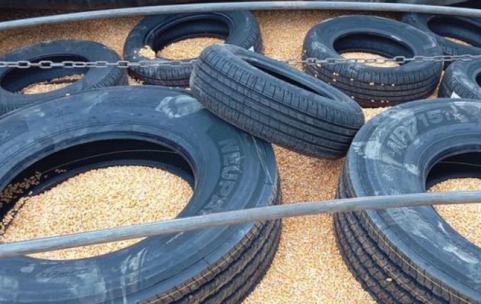 PMRv encontra pneus contrabandeados escondidos em carga na SC-157