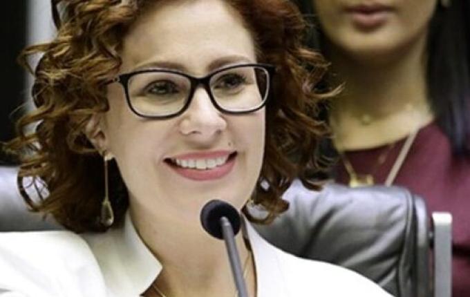 Moraes abre inquérito para apurar fuga de Zambelli do país e marca depoimento