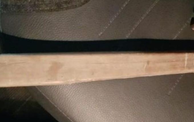 Homem usa martelo para agredir companheira