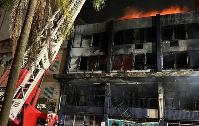 Incêndio em pousada de Porto Alegre mata 10 pessoas