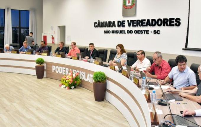 Câmara encerra expediente externo, suspende sessões e institui teletrabalho