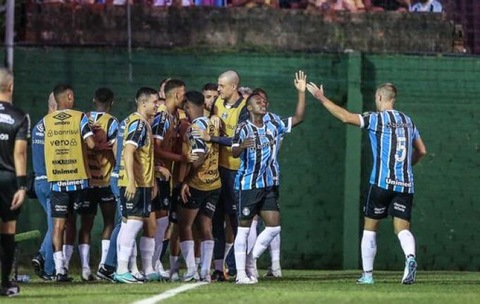 Grêmio vence o Avenida e mantém a liderança do Campeonato Gaúcho