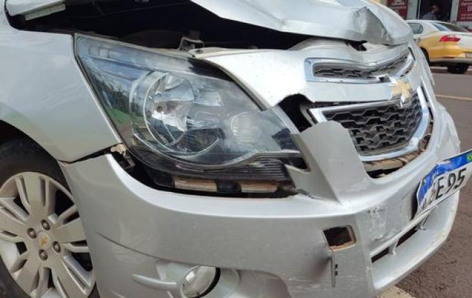 Acidente envolve três veículos no centro de São José do Cedro