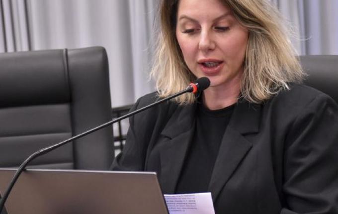 Vereadora pede estacionamento em frente à unidade de saúde no Bairro São Gotardo