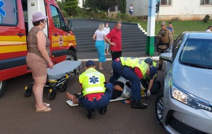 Colisão entre carro e moto deixa mulher ferida em frente à prefeitura
