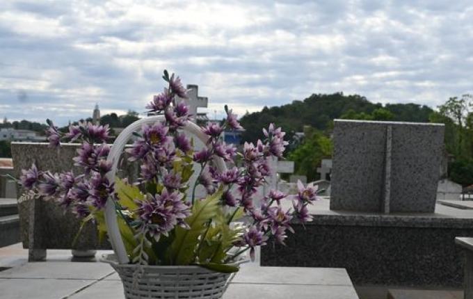 Campanha em Descanso pede atenção com a dengue durante visitas aos cemitérios